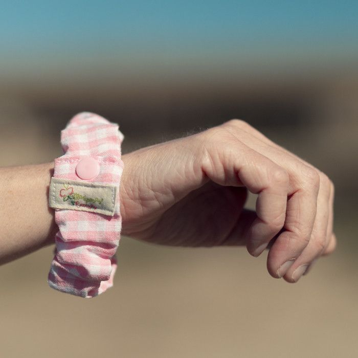 Pulsera de Lactancia Artesanal – Diseño Vichy Rosa - Imagen 3