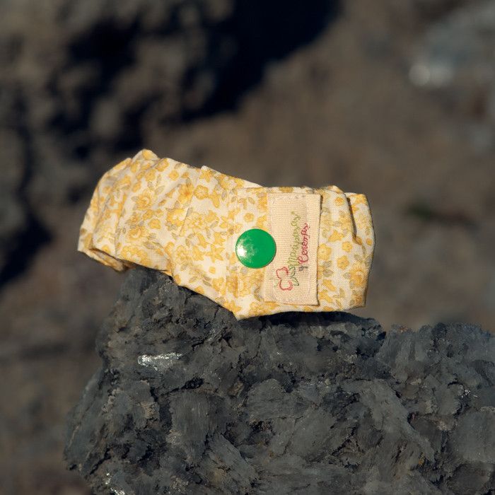 Pulsera de lactancia de tela amarilla.