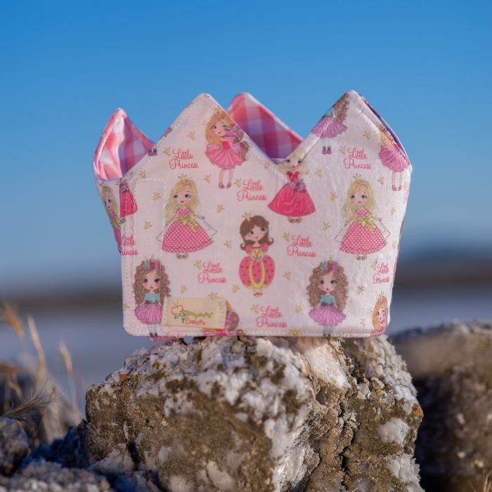 Corona de cumpleaños con tela de princesas para las presumidas de la casa
