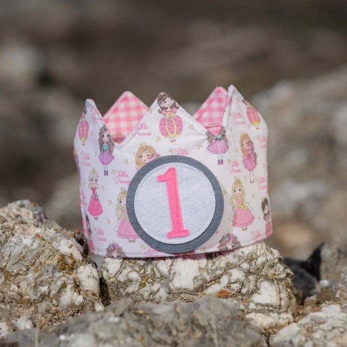Corona de cumpleaños con tela de princesas para las presumidas de la casa