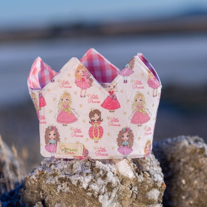 Corona de cumpleaños con tela de princesas para las presumidas de la casa