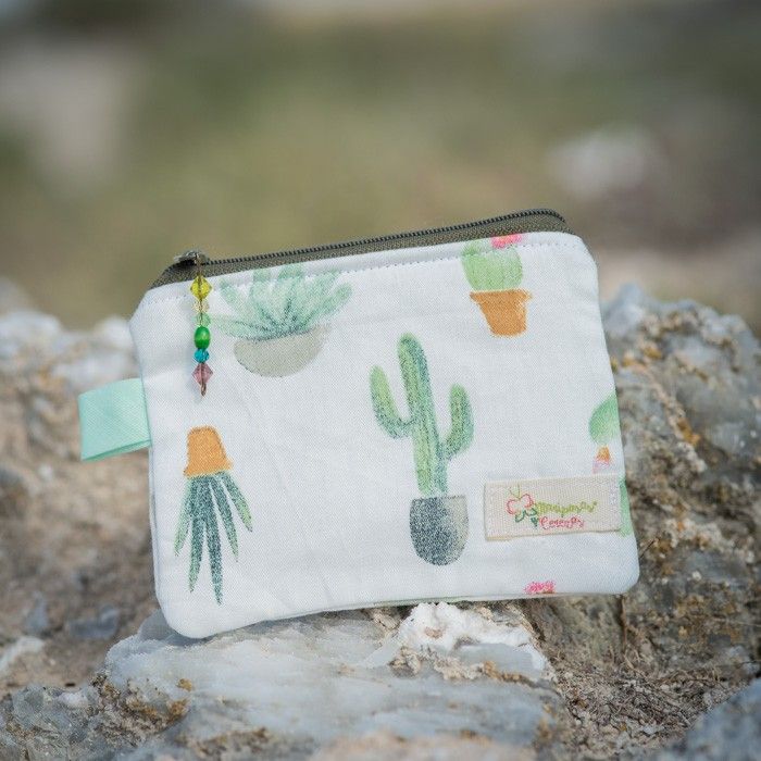 Pequeño monedero en tela de algodón con motivos de cactus en tonos verdes y fondo blanco