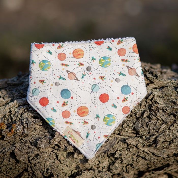 Babero babitas para bebé con estampado de planetas en tonos naranjas