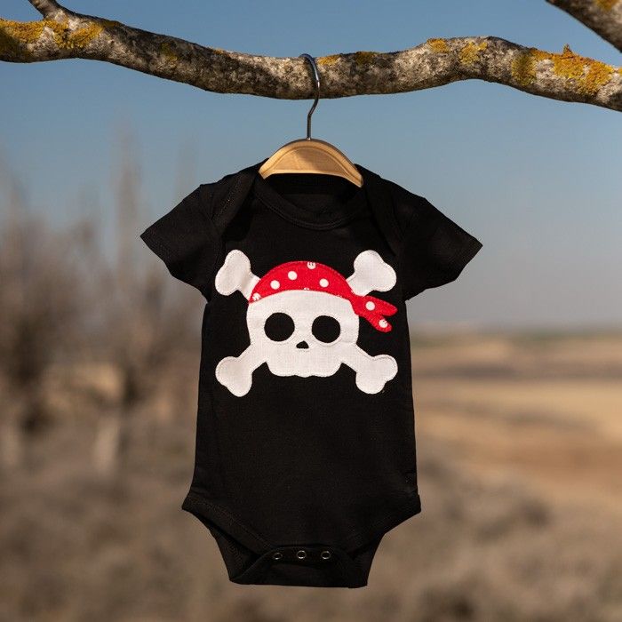 Body para bebe en negro y calavera en blanco