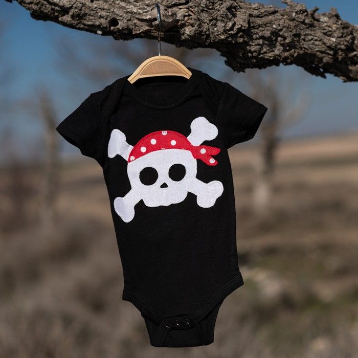Body para bebe en negro y calavera en blanco
