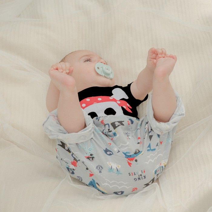 Body para bebe en negro y calavera en blanco