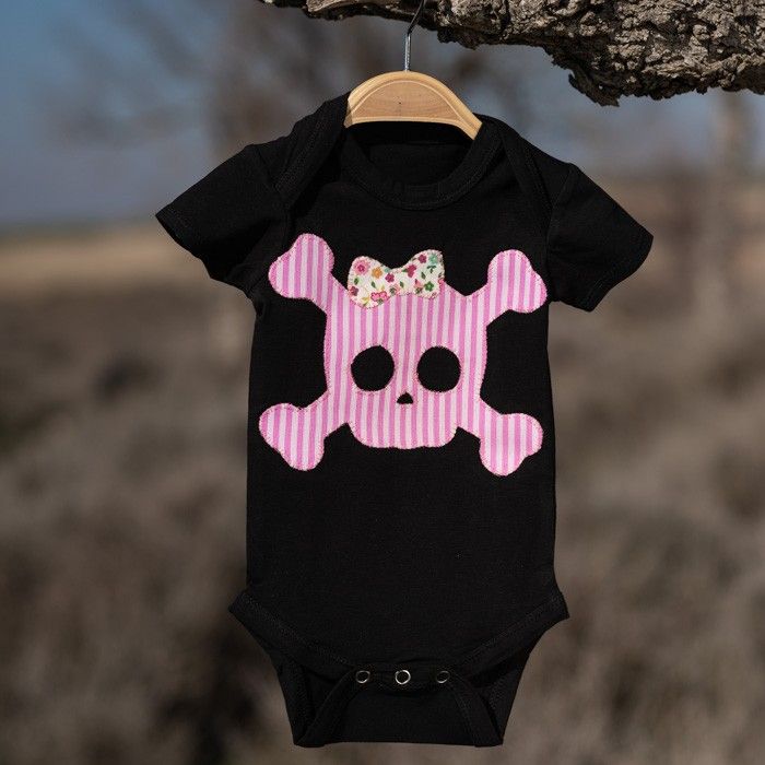 Body para bebe en negro y calavera en tela rosa