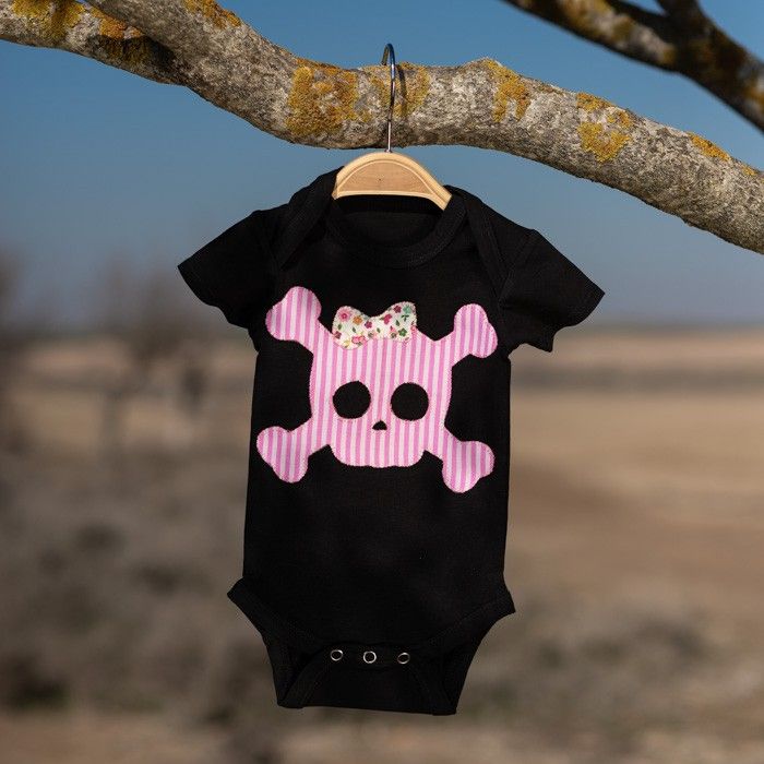 Body en negro con una bonita Calavera en tonos rosas cosida a mano