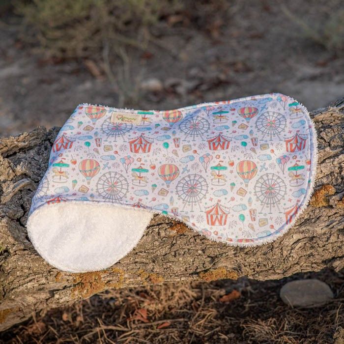 Toalla de lactancia con tela estampada motivos del circo