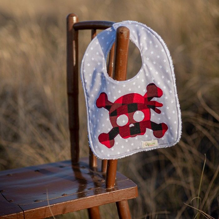 Babero para bebé con calavera pirata hecho a mano en algodón y rizo absorbente.