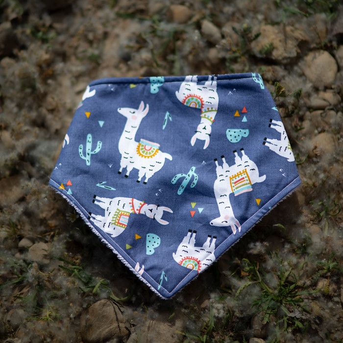 Bandana bebé de tela con estampado de llamas