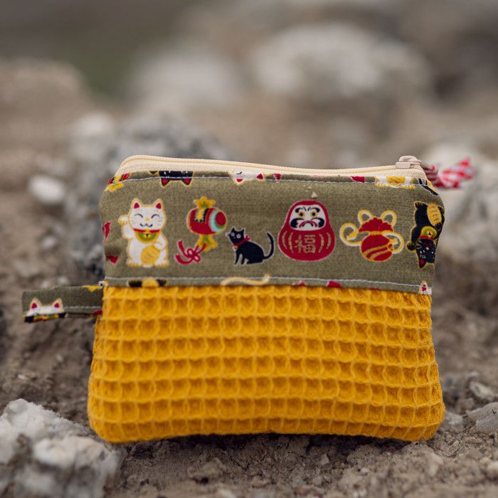 Monedero con tela de gatos y Tela waffle, en tonos mostaza