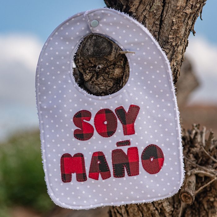 Babero para bebé Soy Maño® hecho a mano en algodón con estampado de estrellas y rizo absorbente.