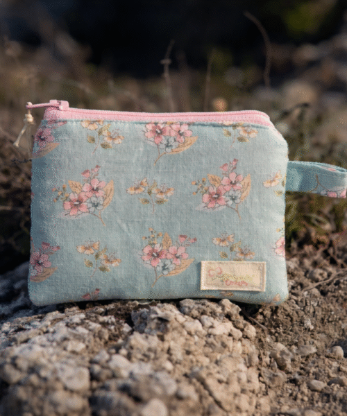 Monedero artesanal verde turquesa con flores