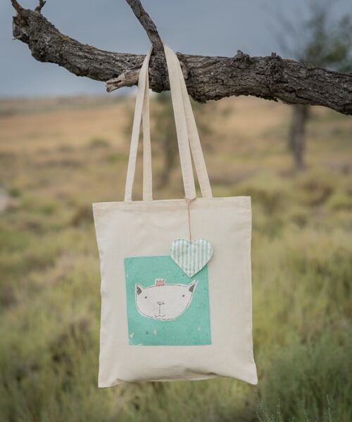 Un lindo gatito aplicado en una bolsa de tela.