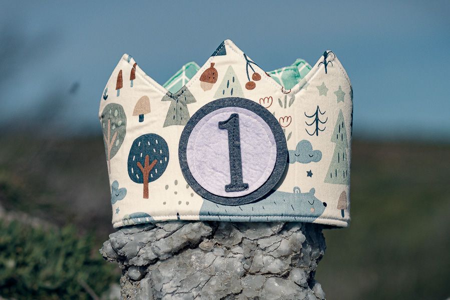 Detalle de corona de cumpleaños en patchwork, diseño único y sostenible creado en el taller de Mariposas y Cerezas.