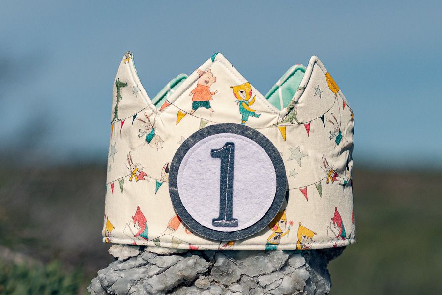 Corona infantil artesanal de cumpleaños con número intercambiable, confeccionada en algodón suave para bebés y niños.