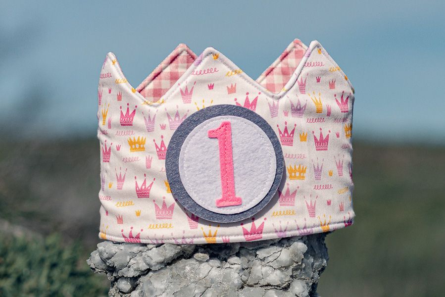 Corona de tela artesanal de cumpleaños con velcro ajustable, cómoda y lista para un recuerdo inolvidable.