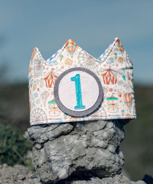 Corona de cumpleaños infantil de tela temática circo con globos
