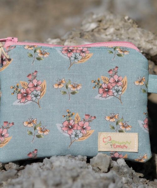 Monedero artesanal verde turquesa con flores
