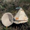 Conos de pipí reutilizables para bebé hechos a mano, con tejido estampado infantil y rizo absorbente, sobre fondo natural.
