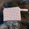Monedero de tela artesanal con estampado de fresas hecho a mano