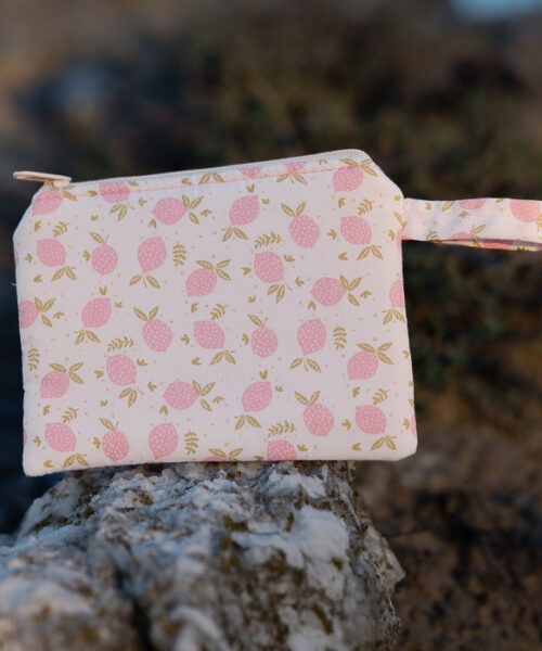 Monedero de tela artesanal con estampado de fresas hecho a mano