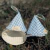 Cono de pipí reutilizable hecho a mano con tela estampada de leones, jirafas y monitos. Ideal para evitar salpicaduras durante el cambio de pañal. Suave, absorbente y lavable. Hecho en Gelsa con mucho cariño.