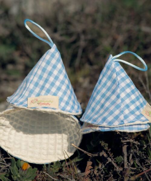 Cono de pipí reutilizable hecho a mano con tela estampada de leones, jirafas y monitos. Ideal para evitar salpicaduras durante el cambio de pañal. Suave, absorbente y lavable. Hecho en Gelsa con mucho cariño.