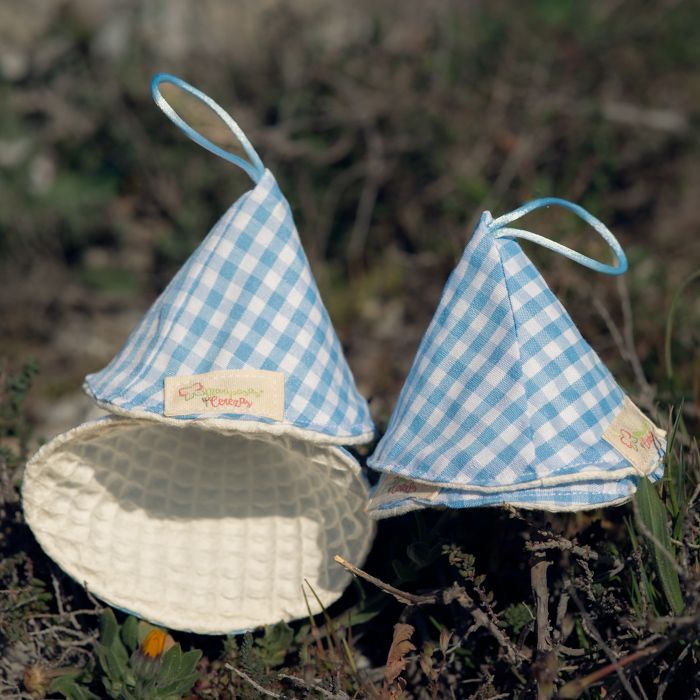 Cono de pipí reutilizable hecho a mano con tela estampada de leones, jirafas y monitos. Ideal para evitar salpicaduras durante el cambio de pañal. Suave, absorbente y lavable. Hecho en Gelsa con mucho cariño.