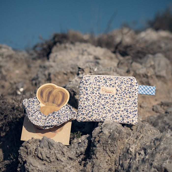 Conjunto de monedero y coletero floral en tonos azules
