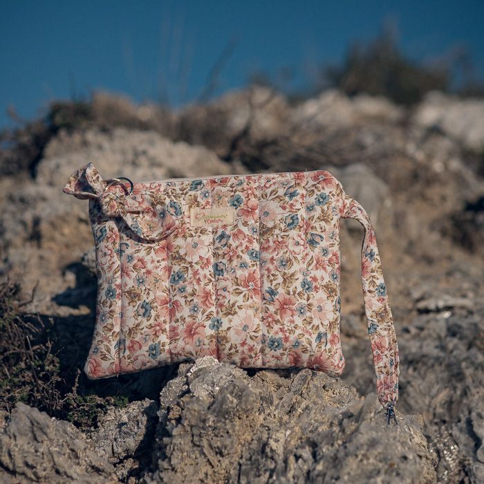 Neceser de mano floral en tonos empolvados con lazo decorativo - Imagen 2