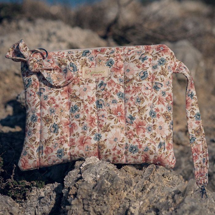 Neceser de mano floral en tonos empolvados con lazo decorativo - Imagen 3