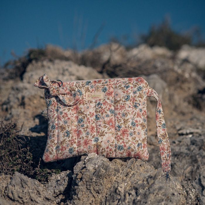 Neceser de mano floral en tonos empolvados con lazo decorativo