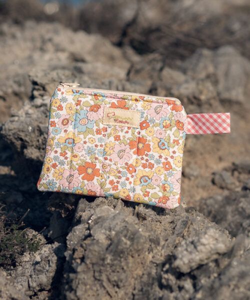 Monedero de tela floral multicolor con detalle vichy rosa