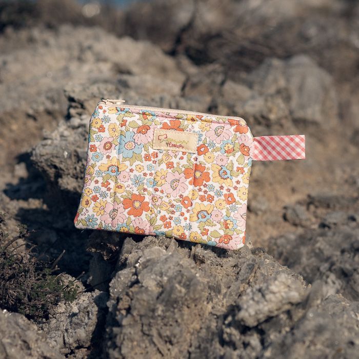 Monedero de tela floral multicolor con detalle vichy rosa