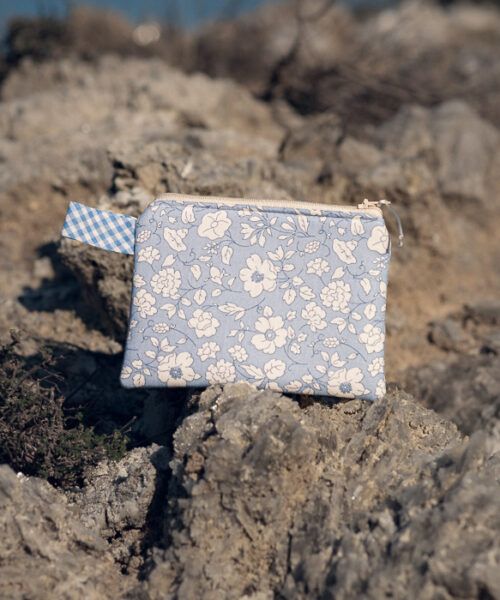 Monedero de tela floral en tonos azul suave con detalle vichy