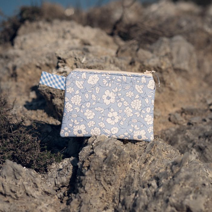 Monedero de tela floral en tonos azul suave con detalle vichy