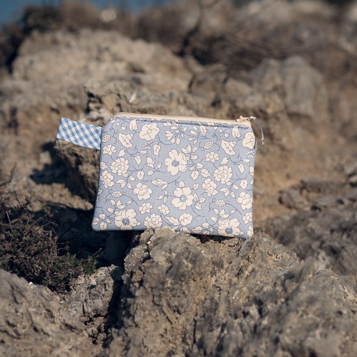Monedero de tela floral en tonos azul suave con detalle vichy - Imagen 3