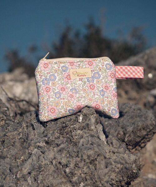 Monedero de tela floral multicolor con detalle vichy rosa