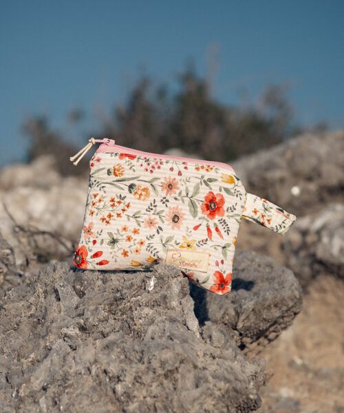 Monedero de tela floral en tonos suaves con detalles en rosa
