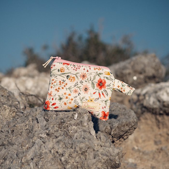 Monedero de tela floral en tonos suaves con detalles en rosa