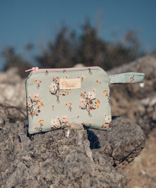 Monedero de tela floral en tono verde suave