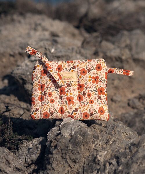 Monedero de tela floral en tonos teja con lazo decorativo