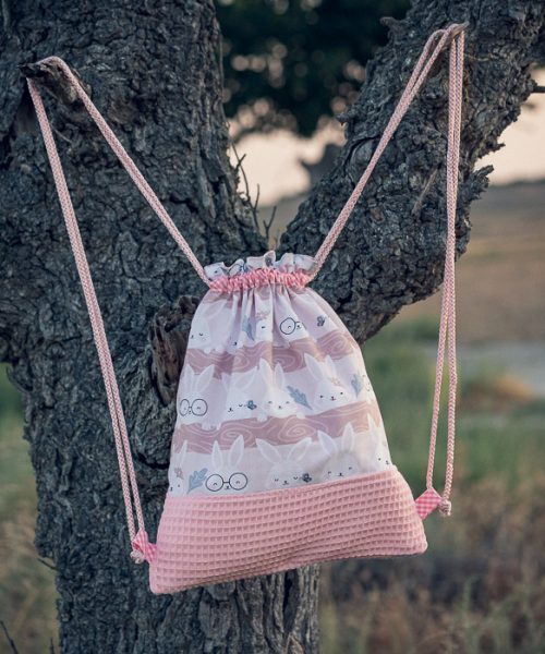 Mochila infantil grande de tela con estampado de conejitos rosa hecha a mano.