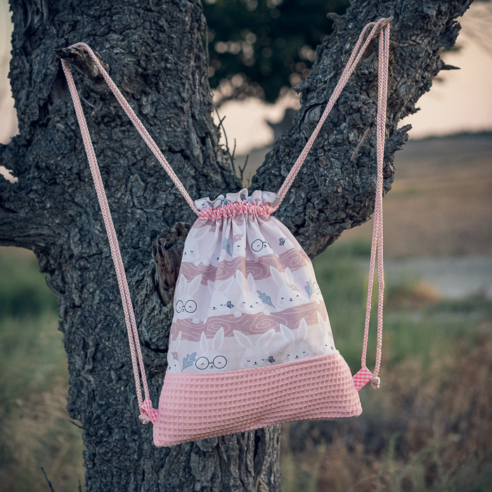 Mochila infantil grande de tela con estampado de conejitos rosa hecha a mano.