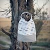 abero de mesa infantil con estampado de animales del bosque, gofre beige y cuello elástico.