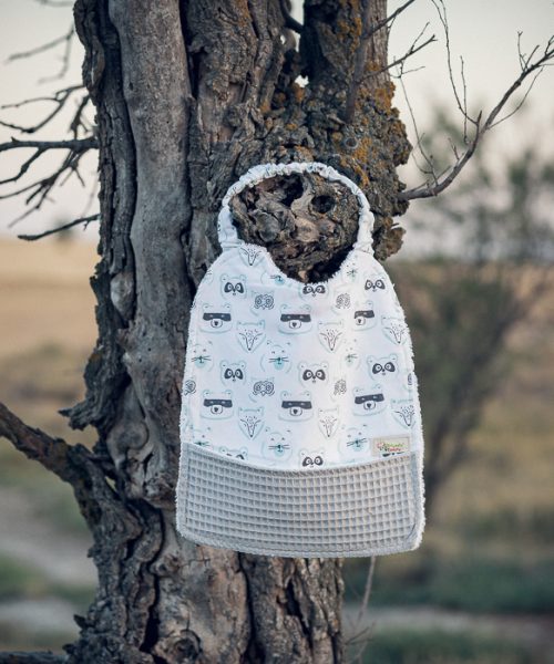 abero de mesa infantil con estampado de animales del bosque, gofre beige y cuello elástico.
