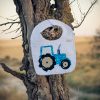 Babero infantil artesanal con aplicación de un tractor.