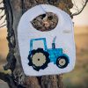 Babero infantil artesanal con aplicación de un tractor.
